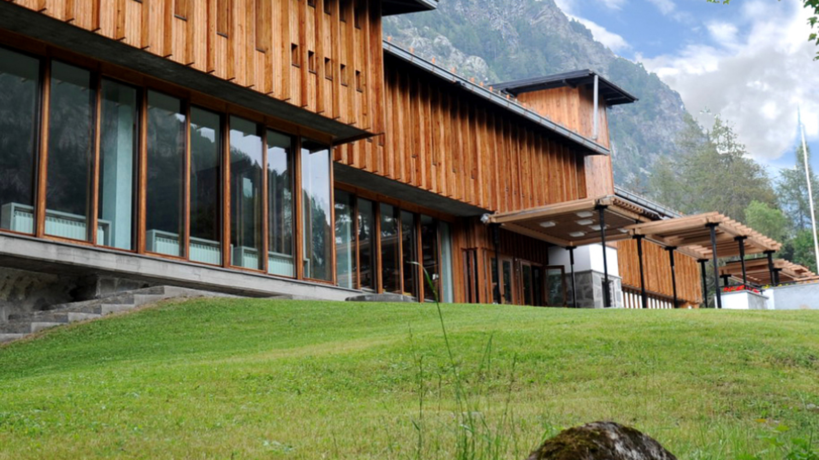 Veduta di una residenza Nord Servizi immersa nel verde di montagna